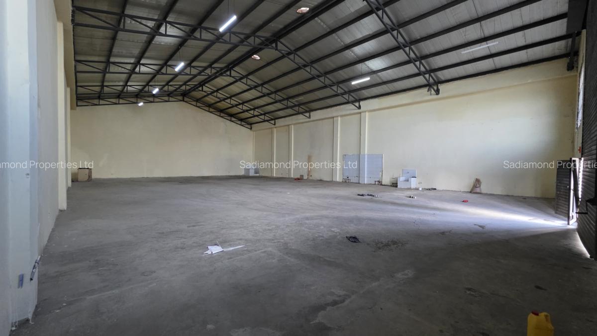 5,000 ft² Warehouse with Parking in Industrial Area - 4