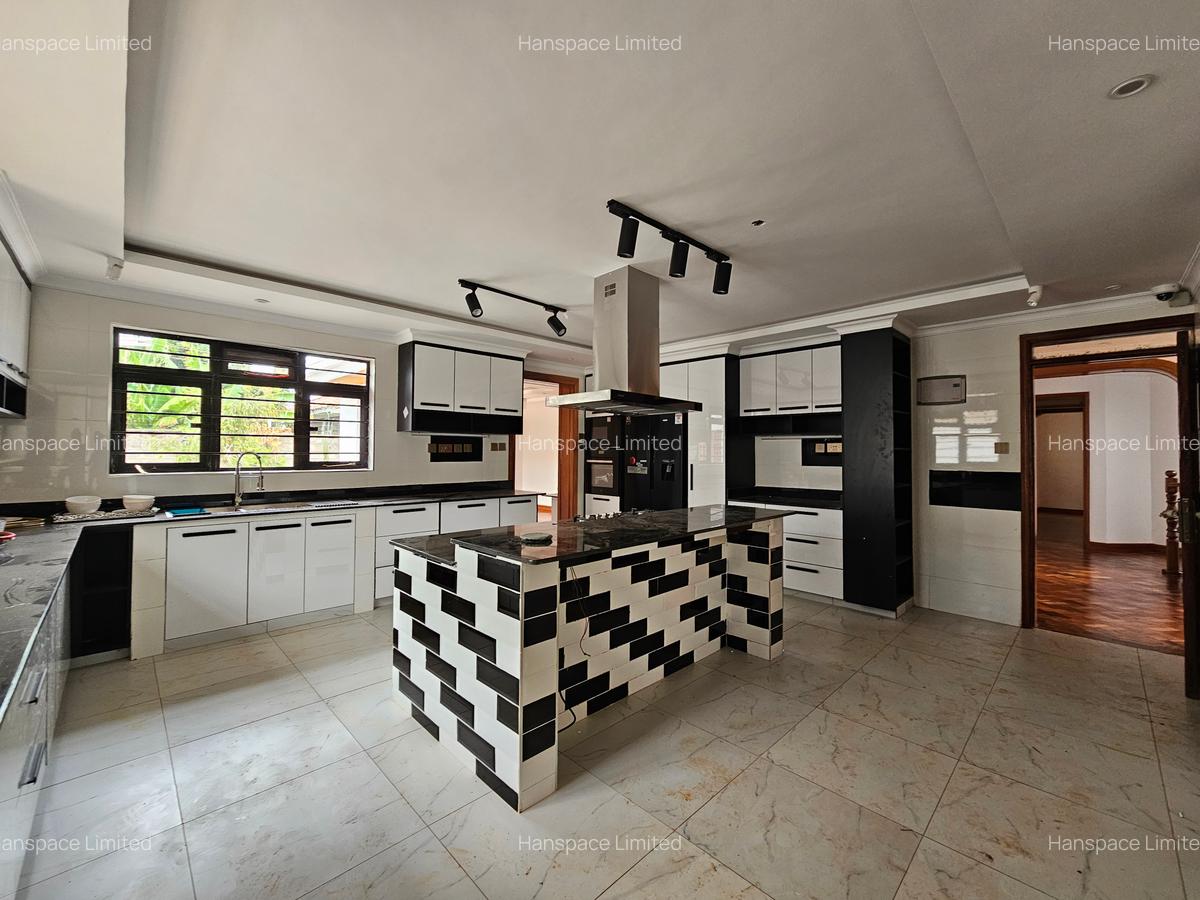 5 Bed Villa with En Suite in Runda - 18