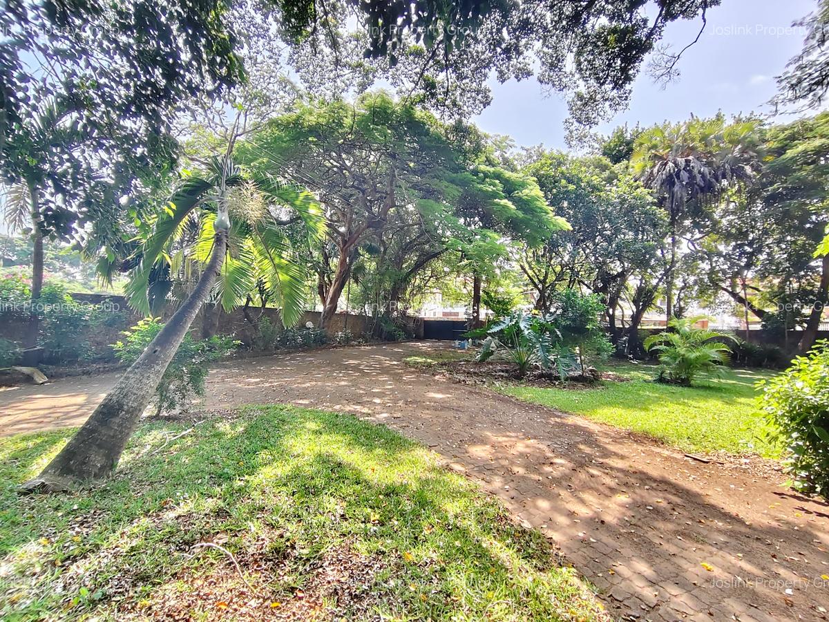 5 Bed House with En Suite at Greenwood Drive - 4