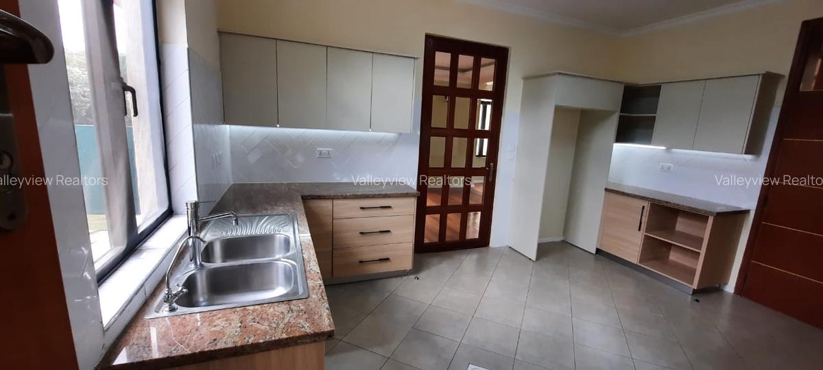 5 Bed Townhouse with En Suite at Lavington - 13