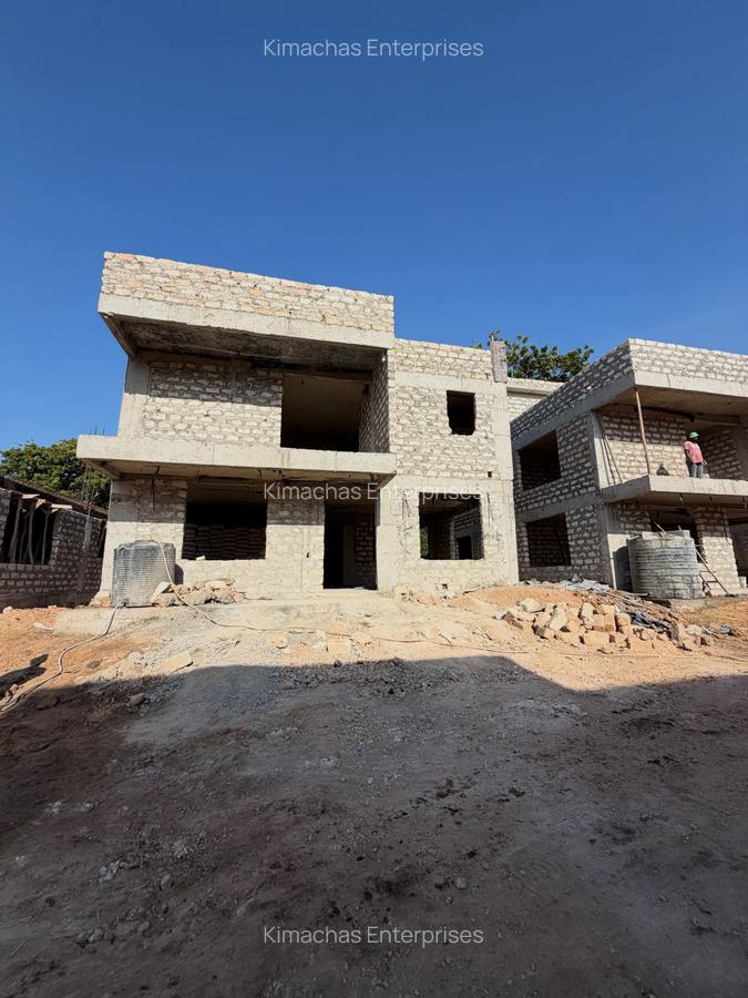 4 Bed Townhouse with En Suite at Greenwood Drive - 1