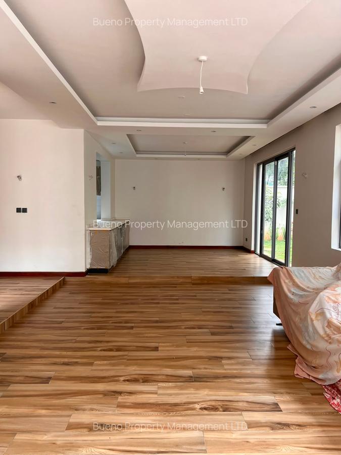 6 Bed Townhouse with Garden in Lavington - 1