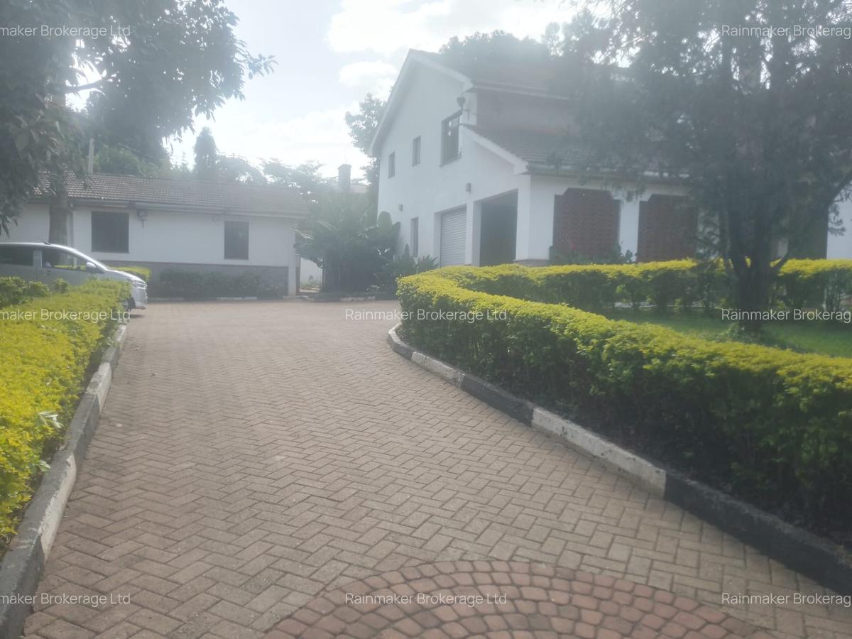 5 Bed House with En Suite in Runda - 2