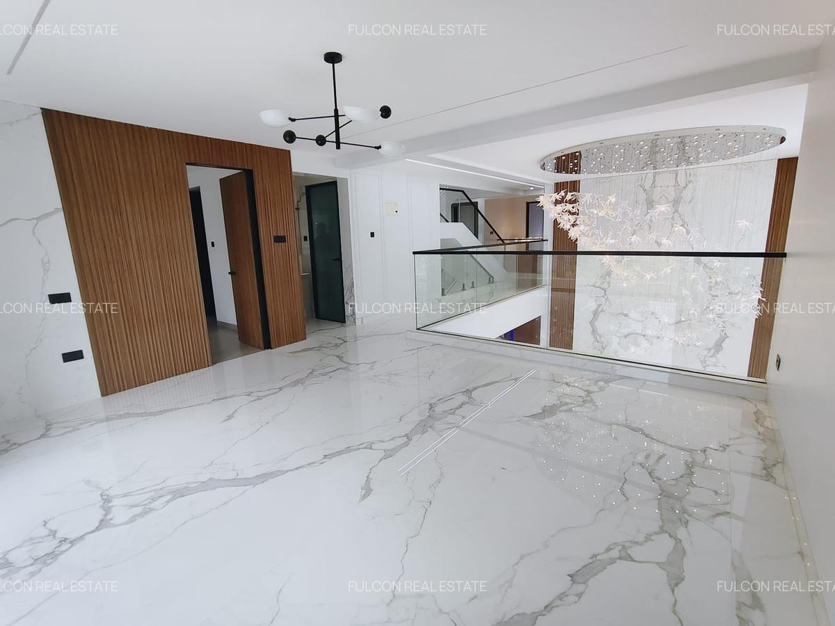 6 Bed Villa with En Suite in Lavington - 2