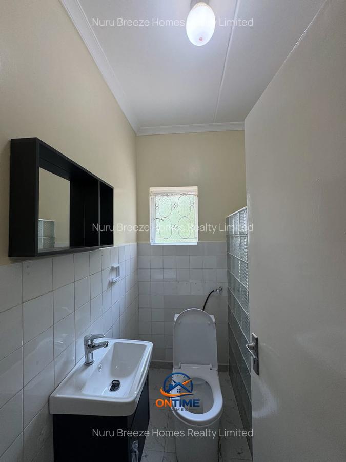 4 Bed House with En Suite in Rosslyn - 12