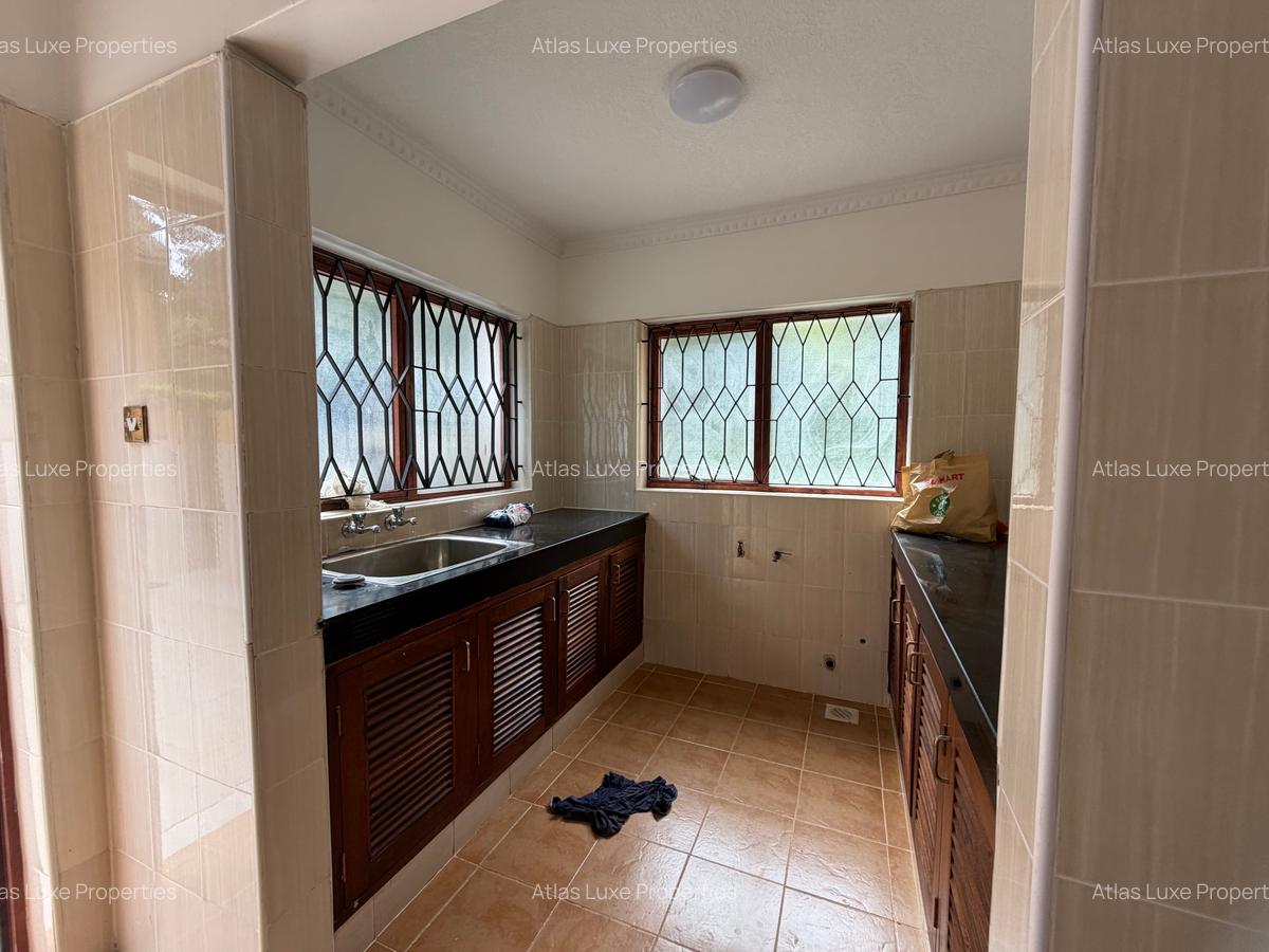 5 Bed Townhouse with En Suite at Old Runda - 5