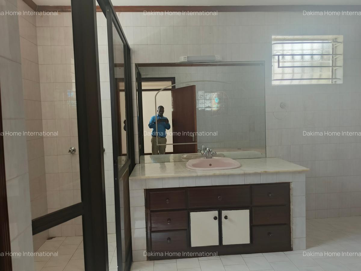 5 Bed House with En Suite in Gigiri - 11