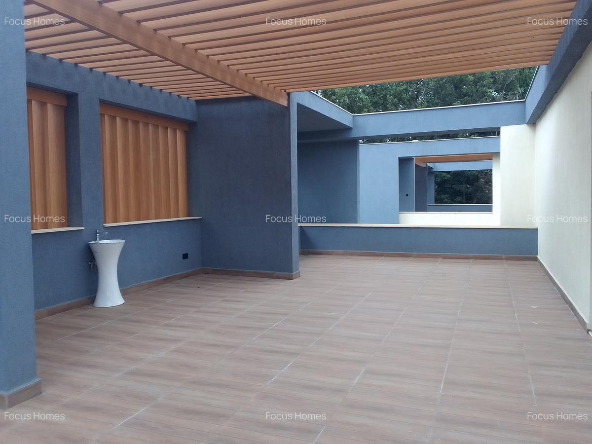 5 Bed Townhouse with En Suite in Lavington - 3
