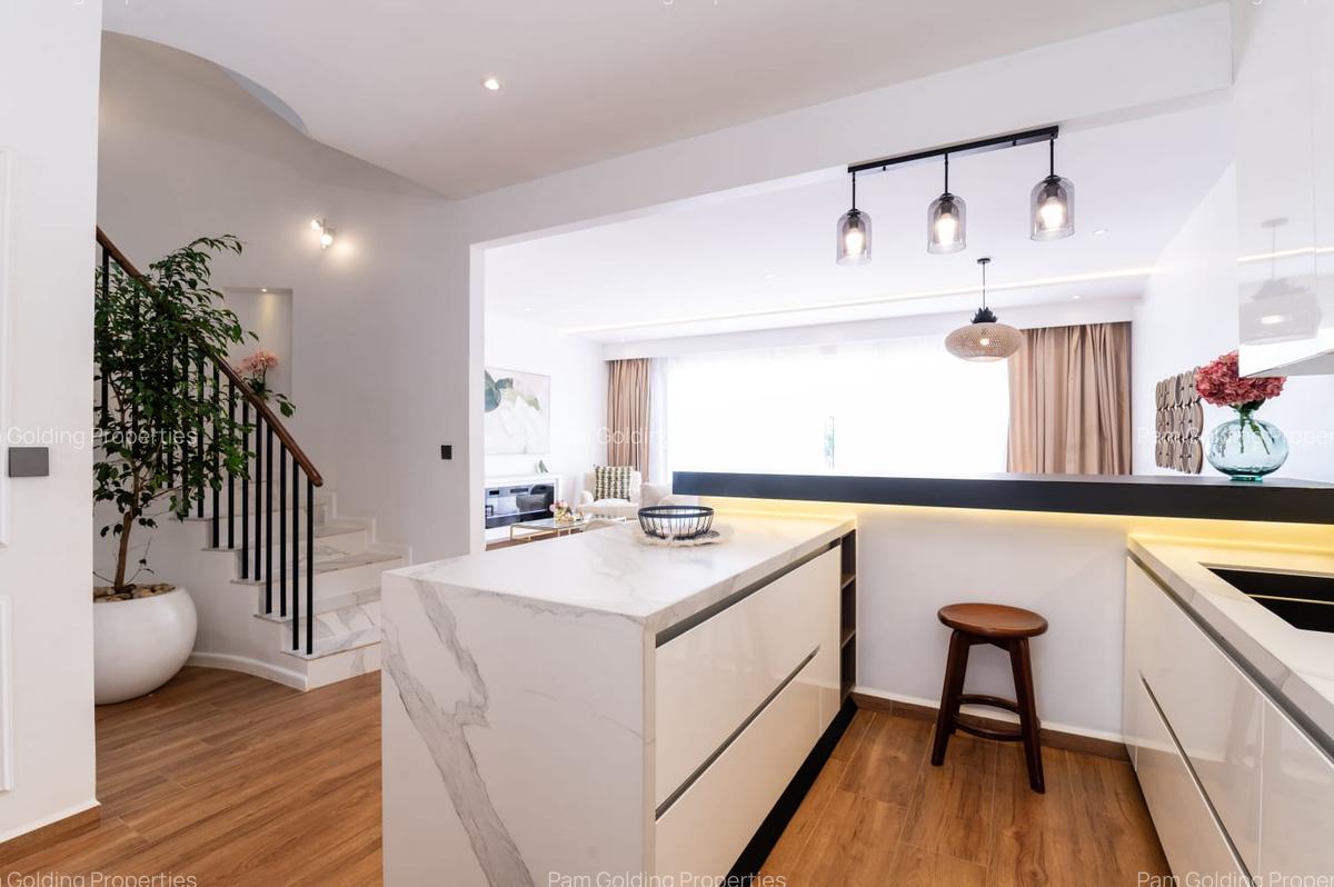 4 Bed Townhouse with Swimming Pool at Crawford Road - 5