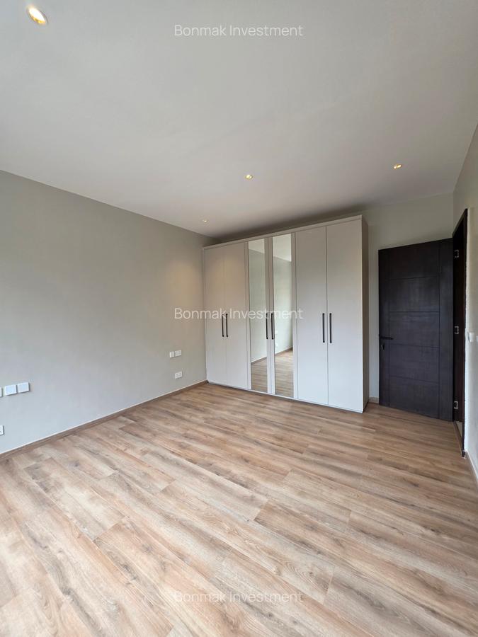 5 Bed Townhouse with En Suite at Lavington Green - 16