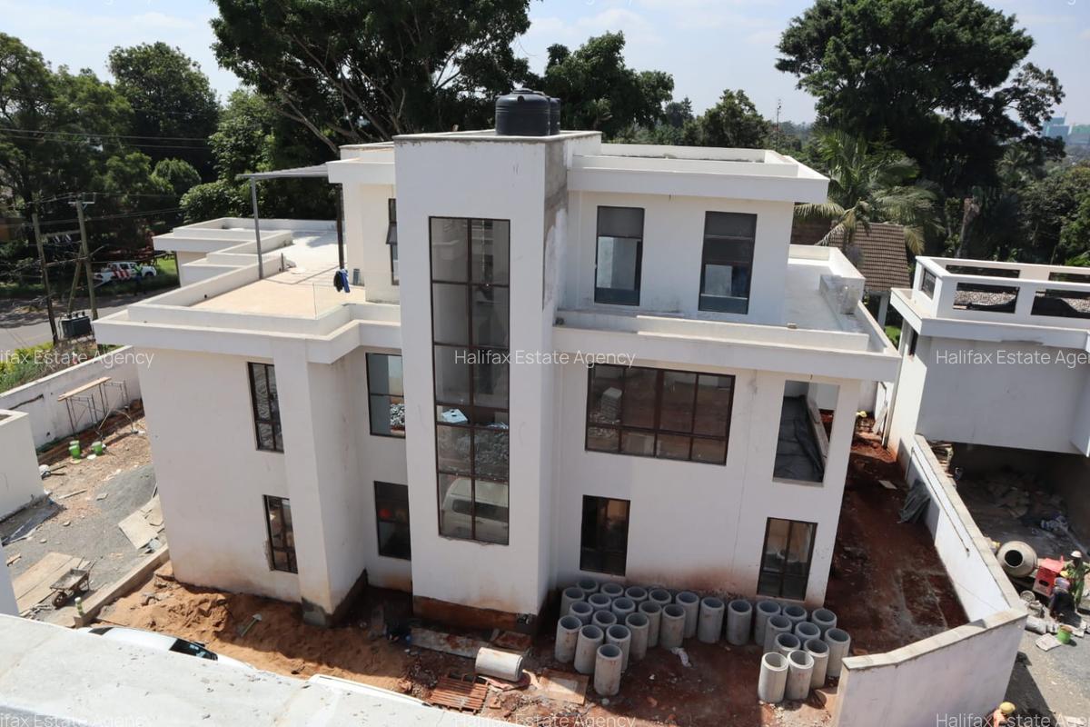 5 Bed Villa with En Suite at Kyuna Road - 1