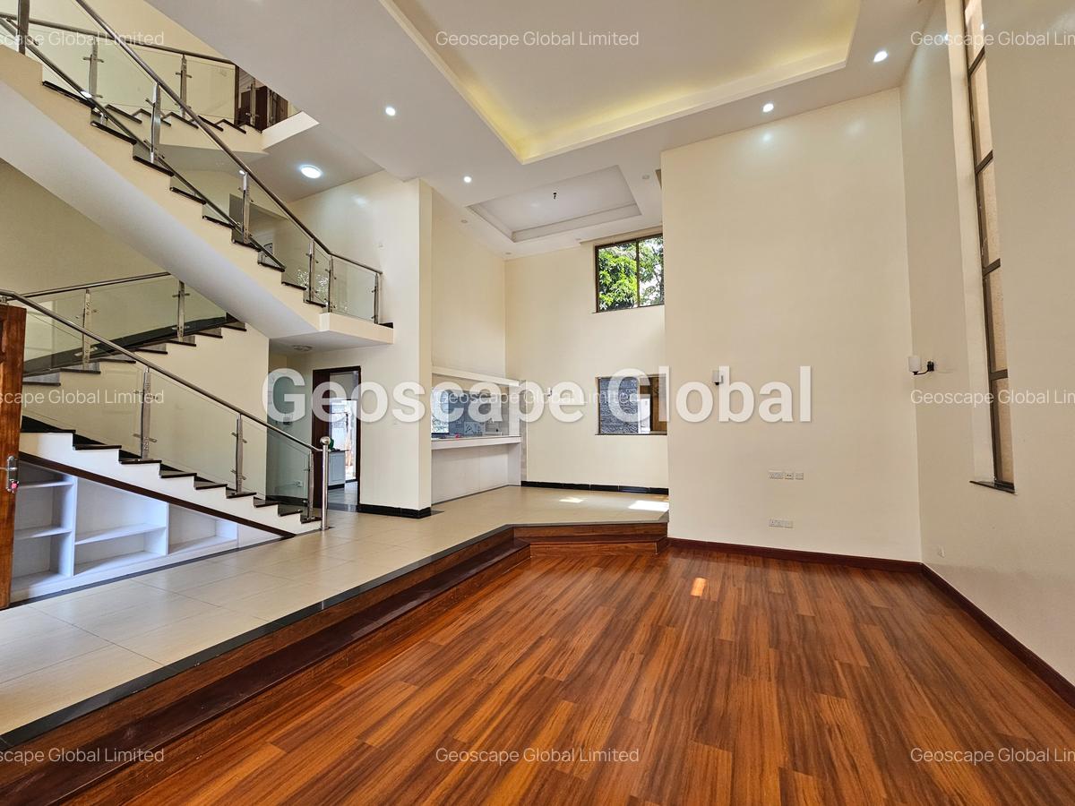 5 Bed House with En Suite in Lavington - 1