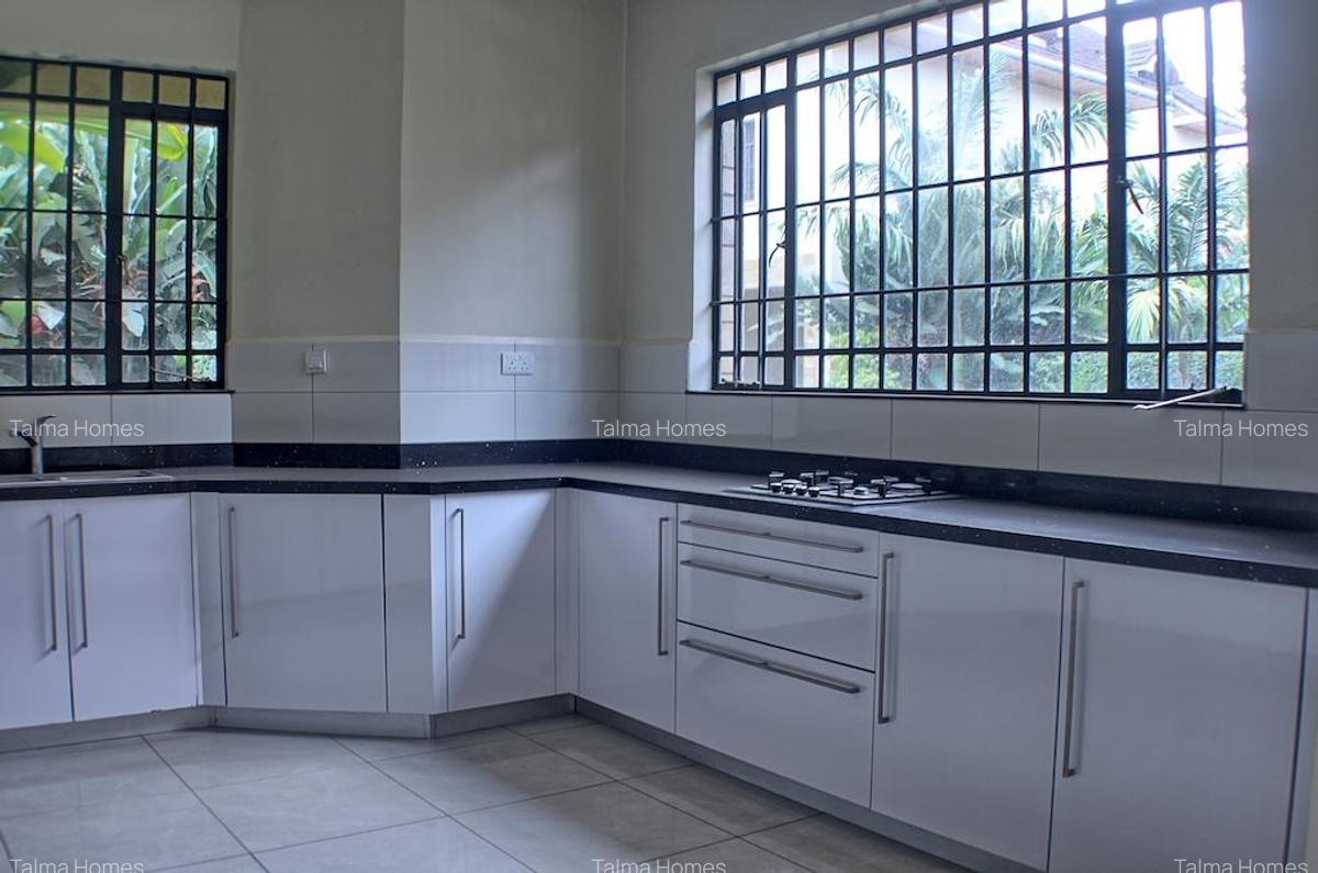5 Bed Townhouse with En Suite at Off Convent Drive - 3