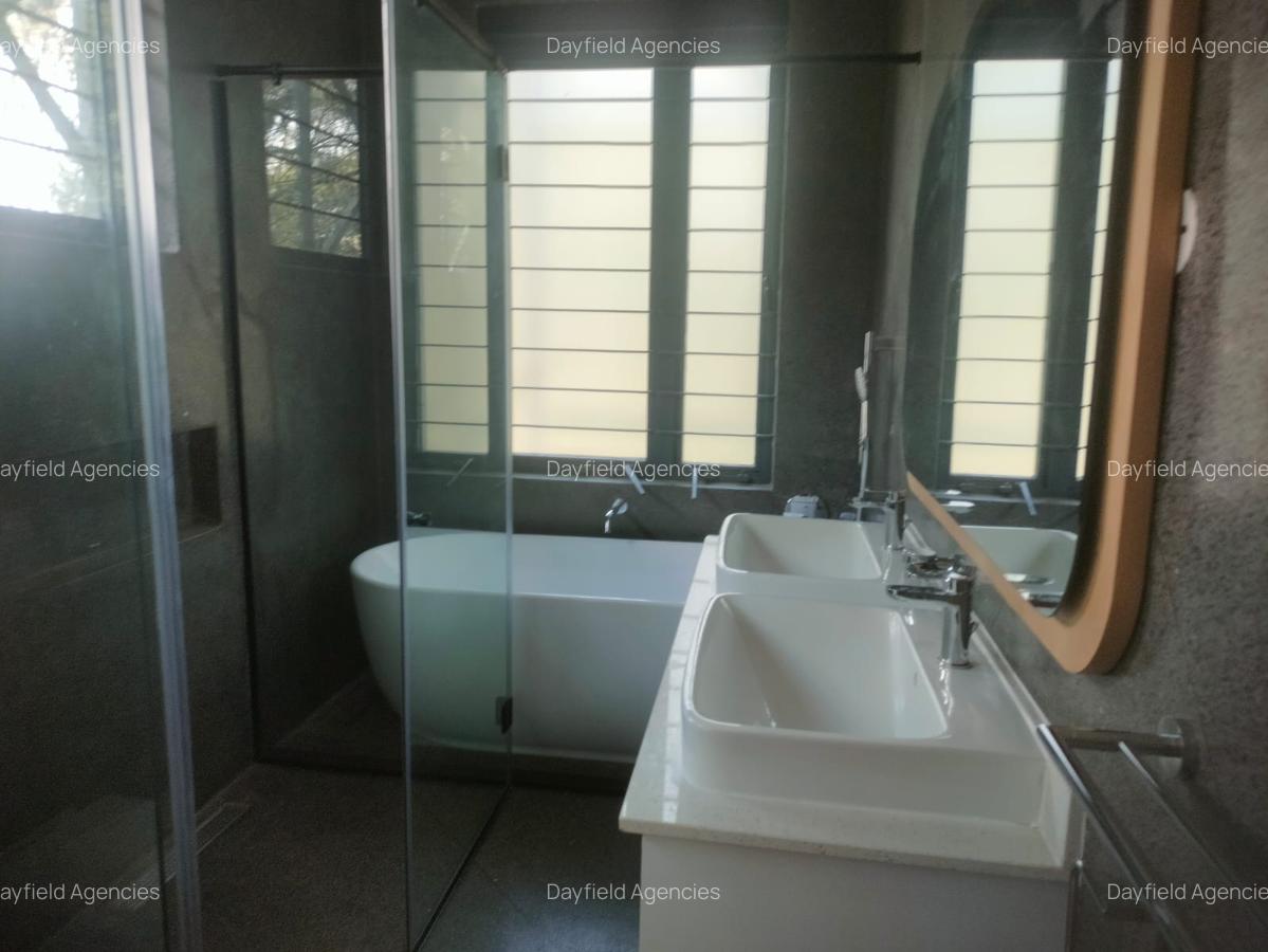 4 Bed House with En Suite at Hill View - 7