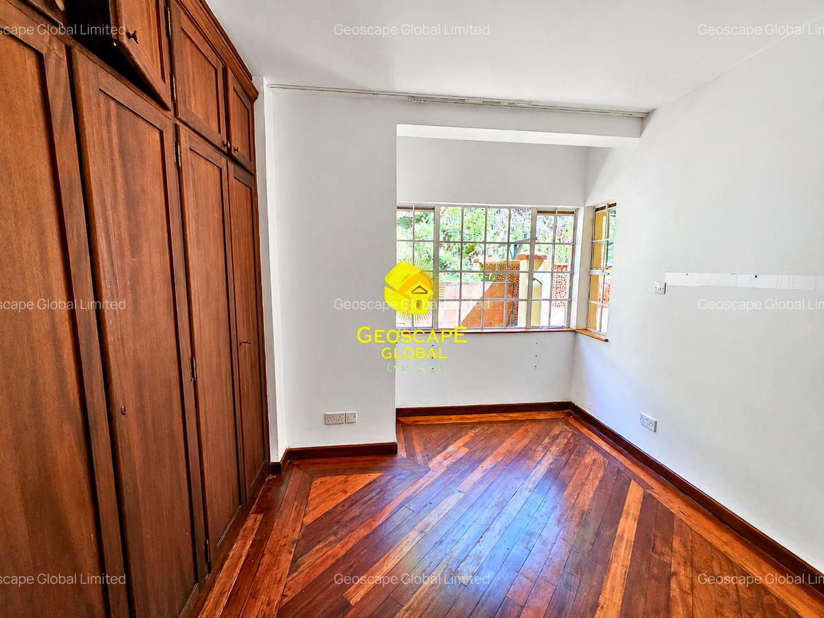 5 Bed House with En Suite in Rosslyn - 4