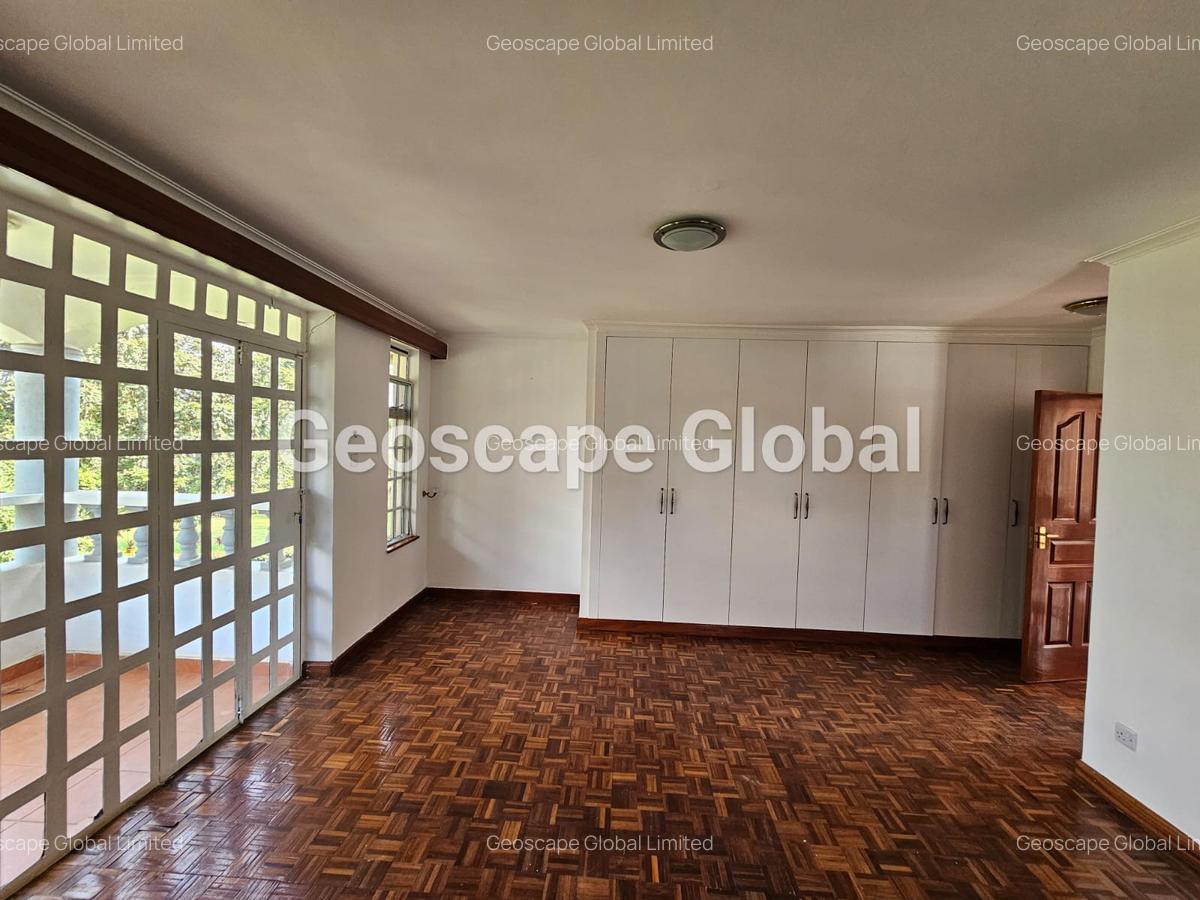 4 Bed House with En Suite in Rosslyn - 16