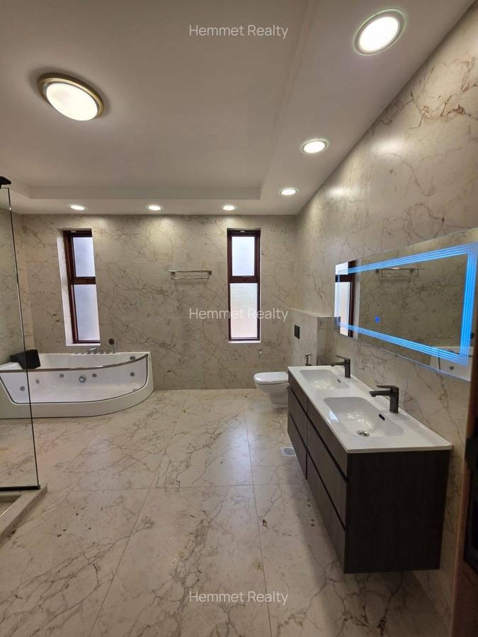 4 Bed House with En Suite in Rosslyn - 11