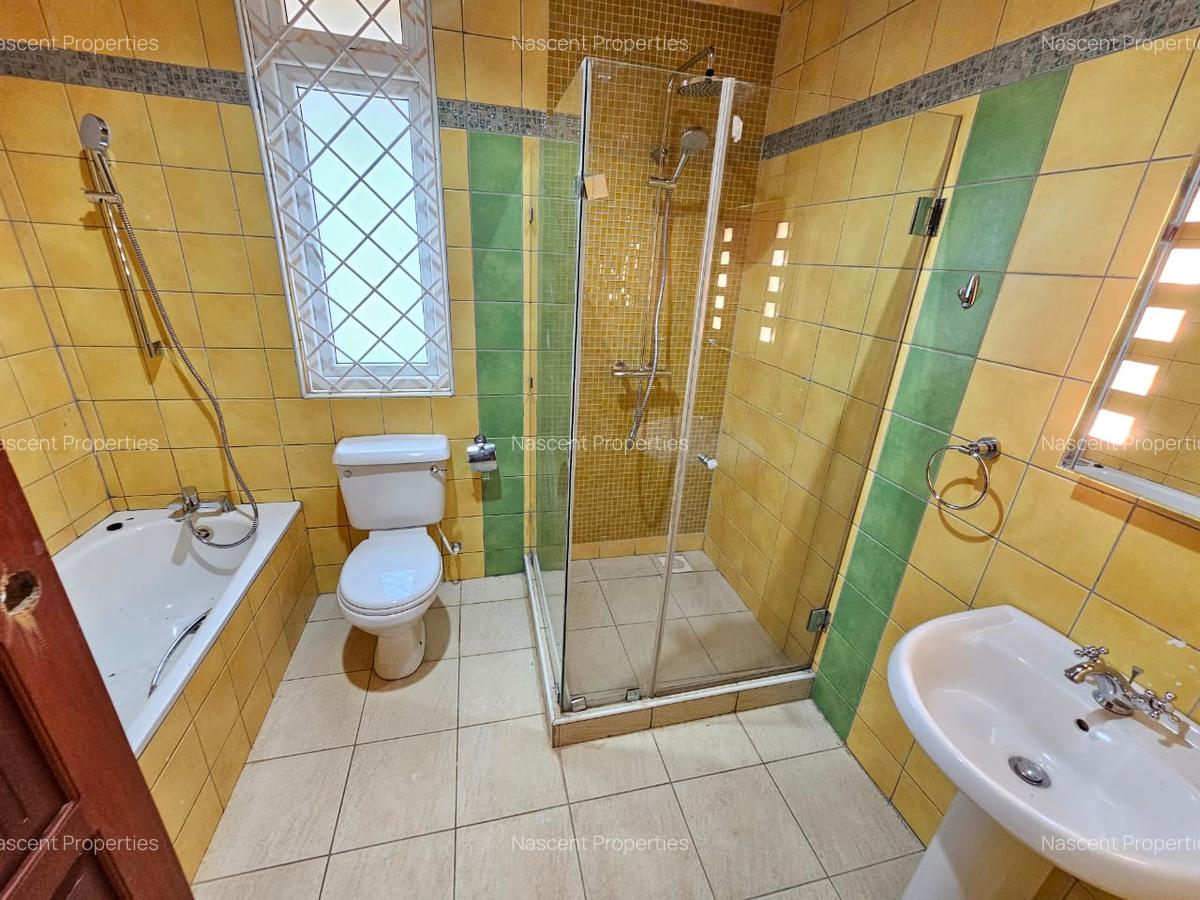 5 Bed House with En Suite in Rosslyn - 9
