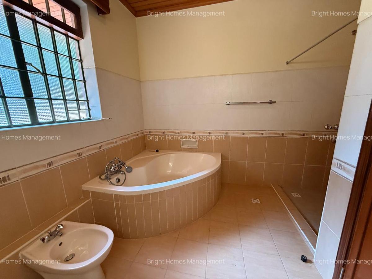 5 Bed Villa with En Suite in Nyari - 12