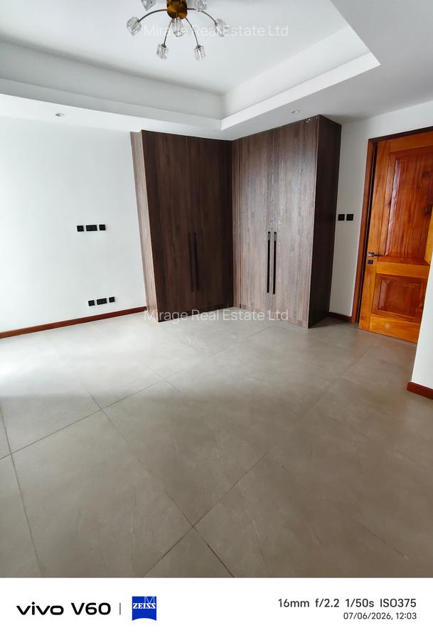 4 Bed Apartment with Swimming Pool in Riverside - 12