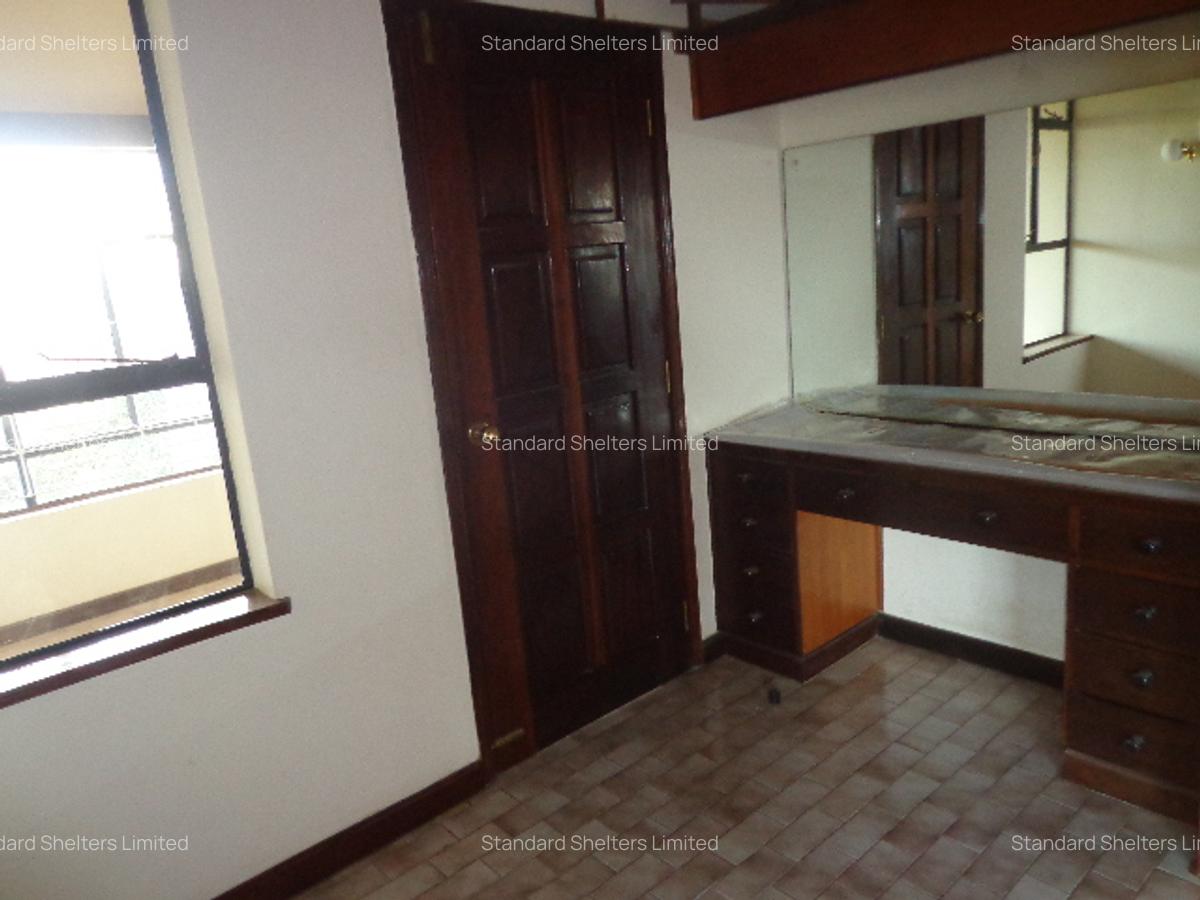 7 Bed House with En Suite in Nyari - 15