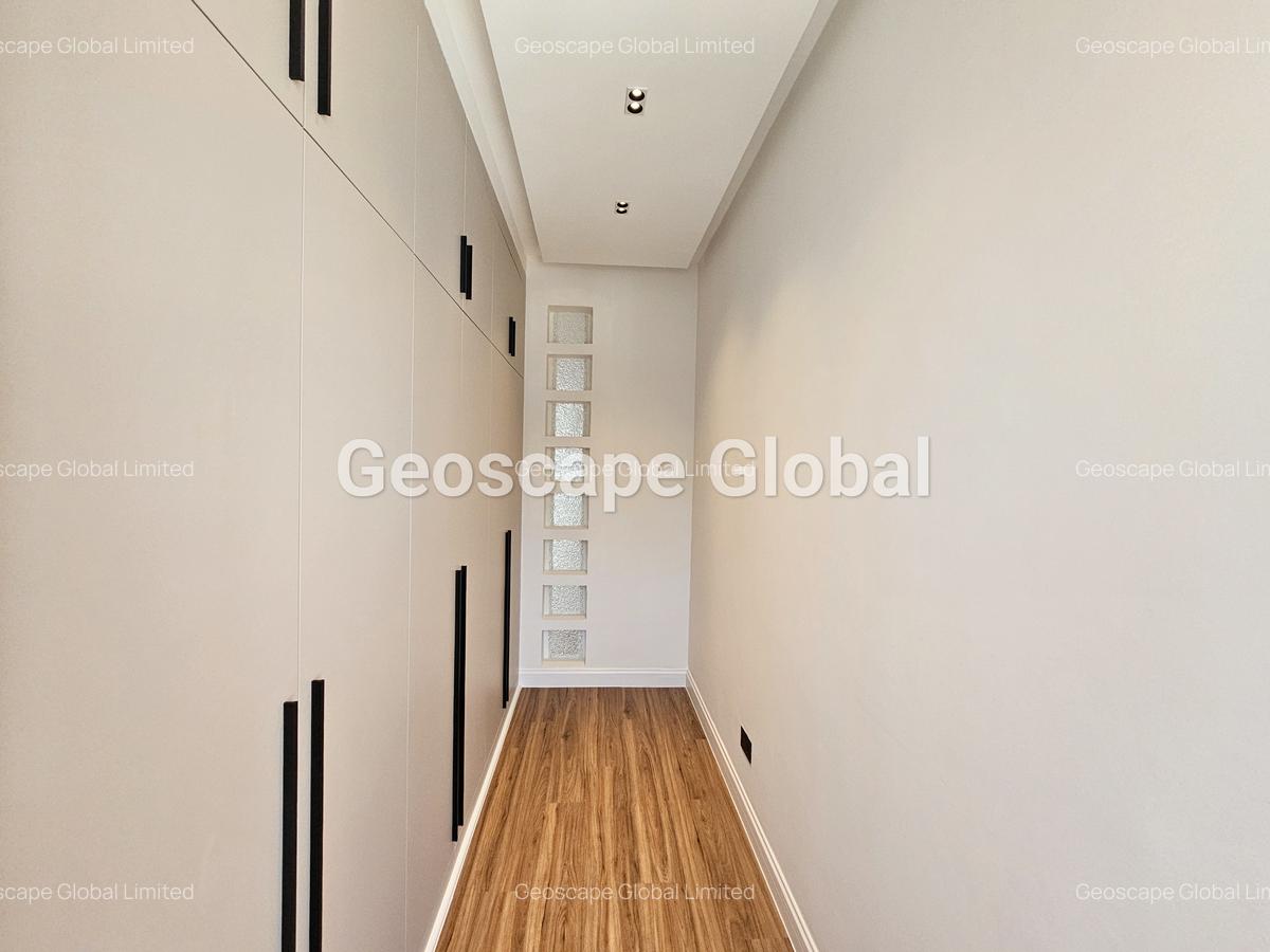 5 Bed House with En Suite in Runda - 9