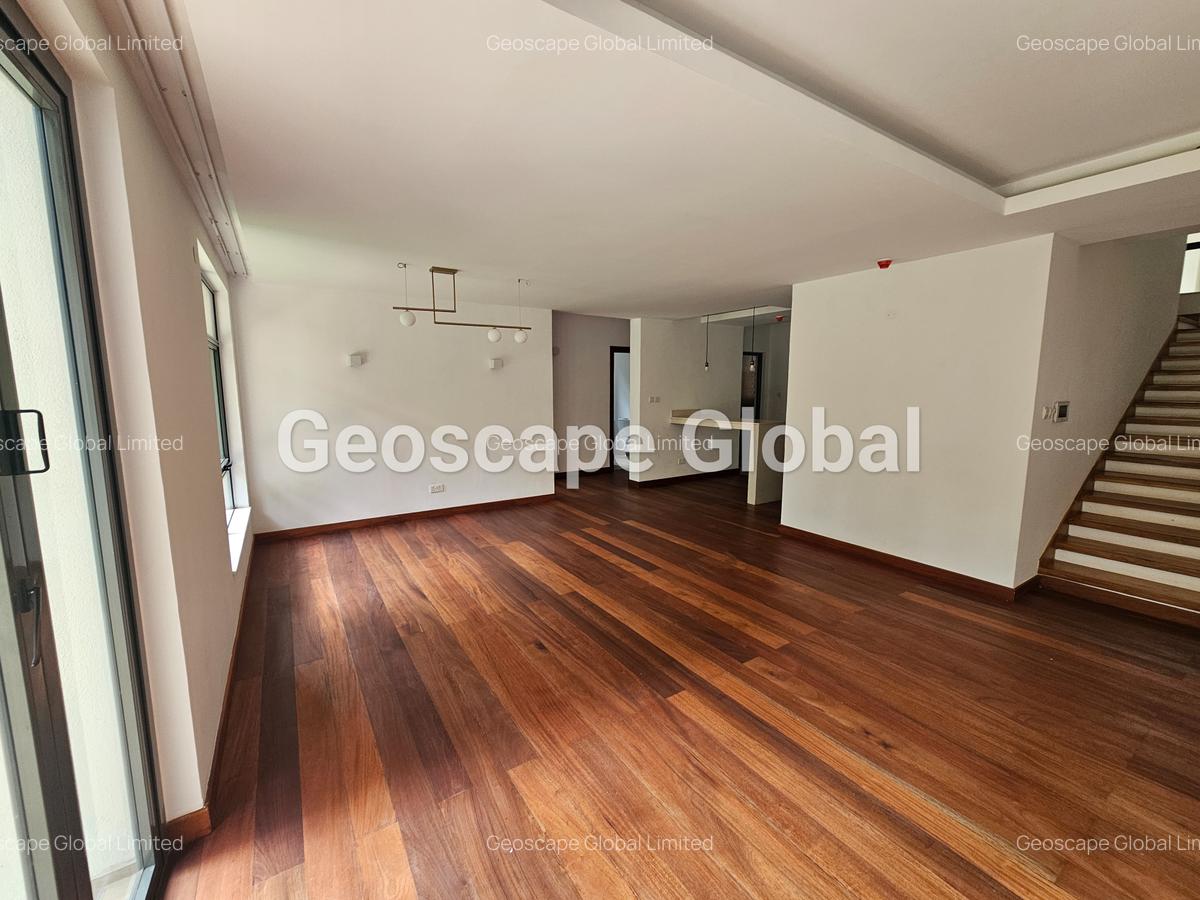 4 Bed Apartment with En Suite in Rosslyn - 1