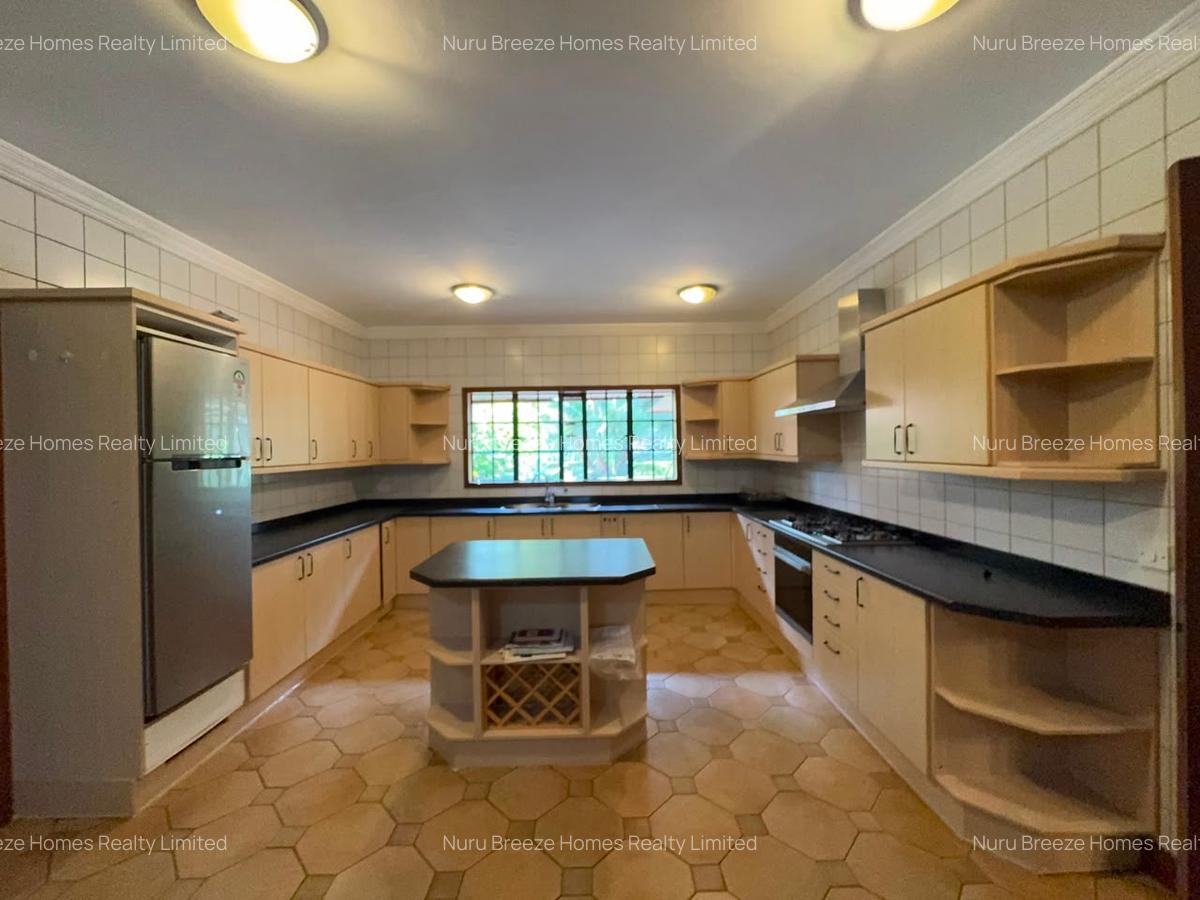 5 Bed Townhouse with En Suite in Runda - 3