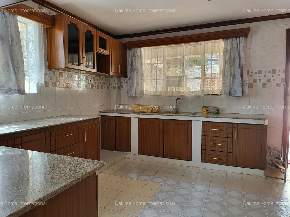 5 Bed House with En Suite in Runda - 2