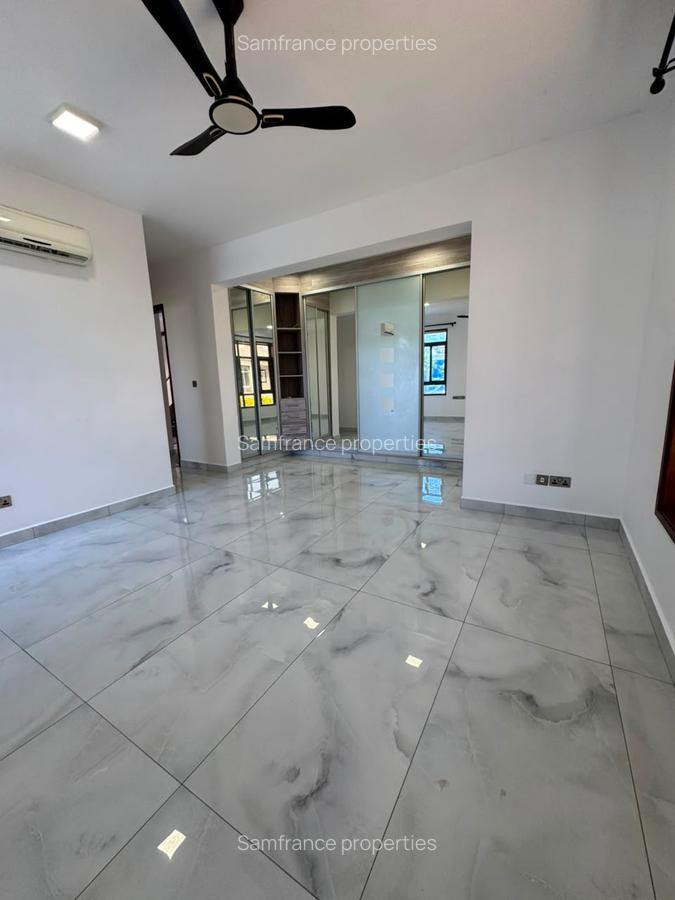 5 Bed Villa with En Suite at Moyne Drive - 2
