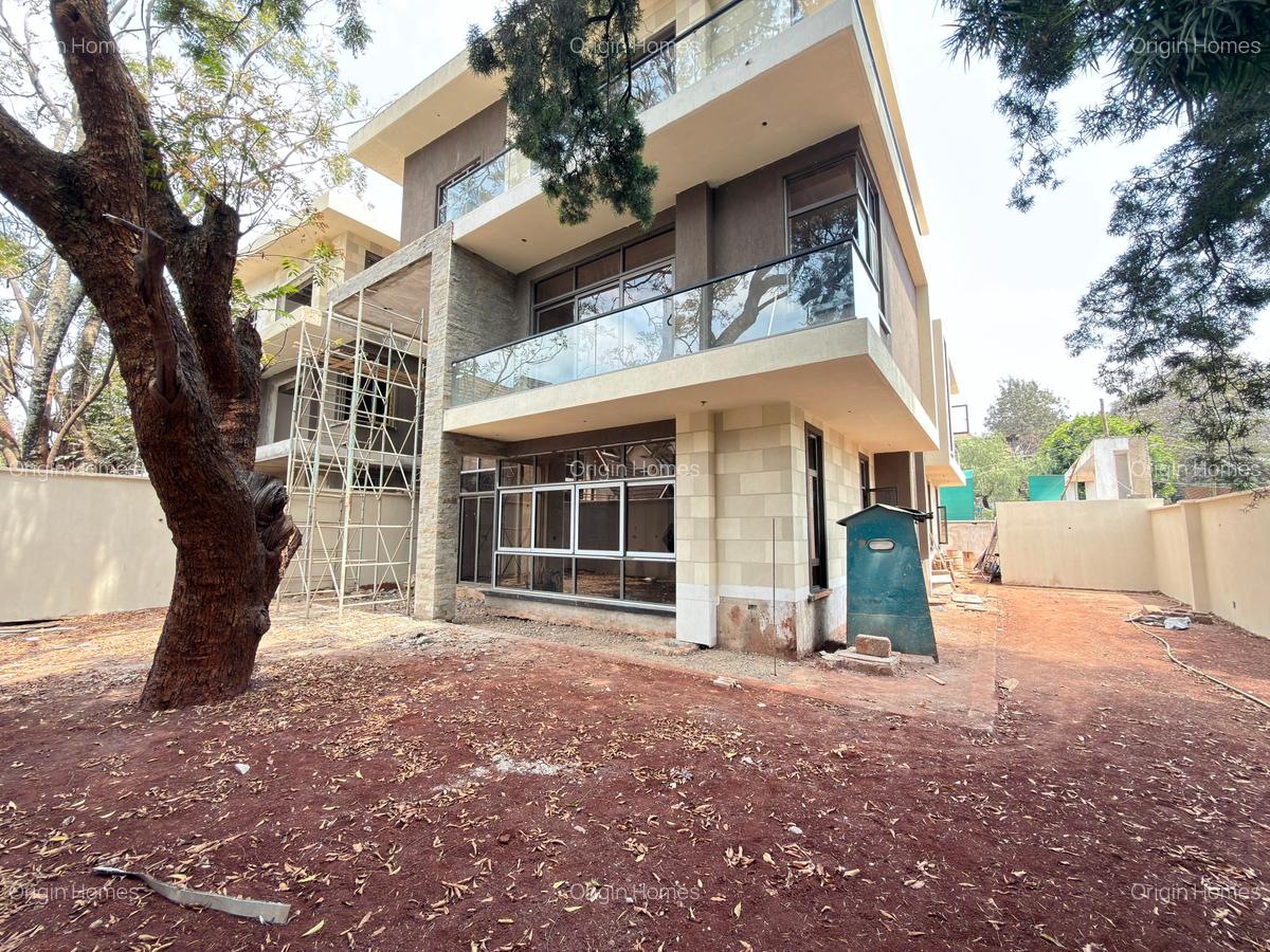 5 Bed Townhouse with En Suite at Lavington - 1