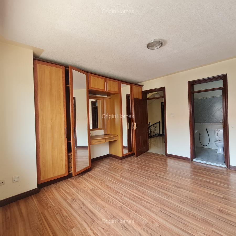 4 Bed Townhouse with En Suite at Brookside - 14