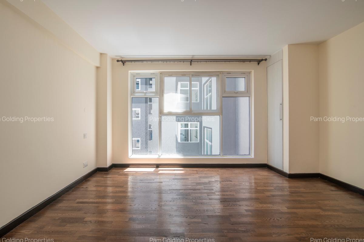 3 Bed Apartment with En Suite in Riverside - 15