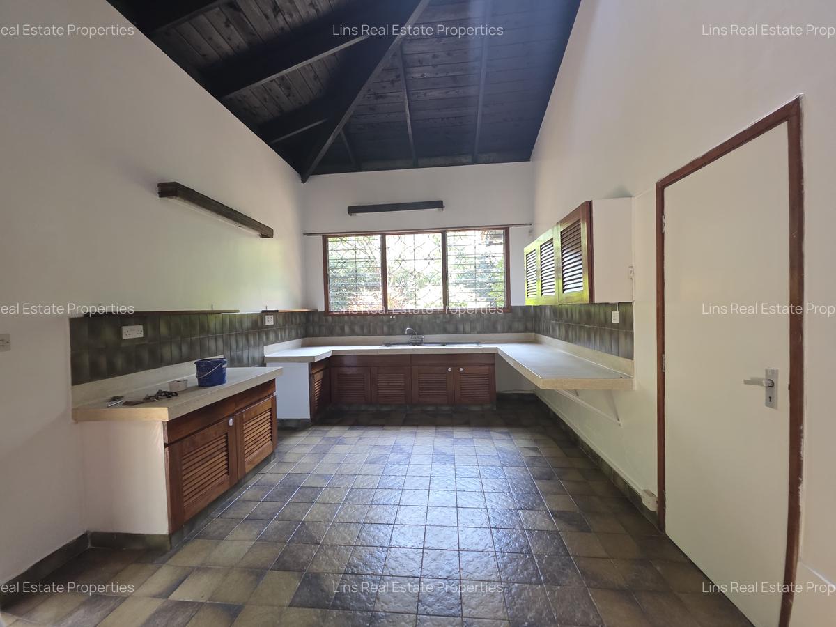 4 Bed House with En Suite in Lake View - 8