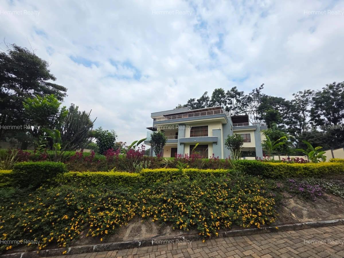 4 Bed House with En Suite in Rosslyn - 1