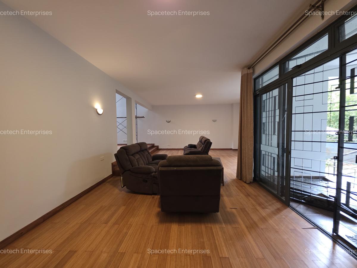 5 Bed Townhouse with En Suite in Spring Valley - 3