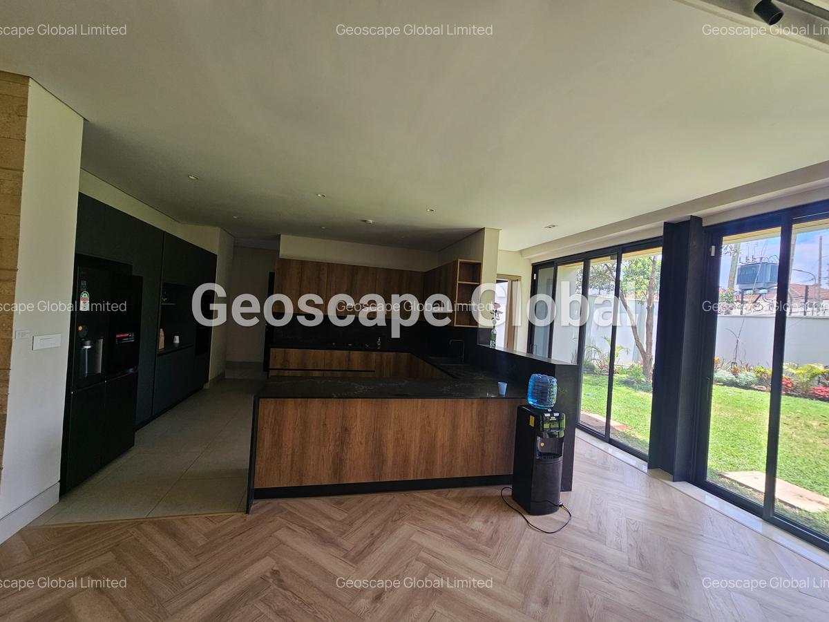 5 Bed Townhouse with En Suite in Brookside - 2