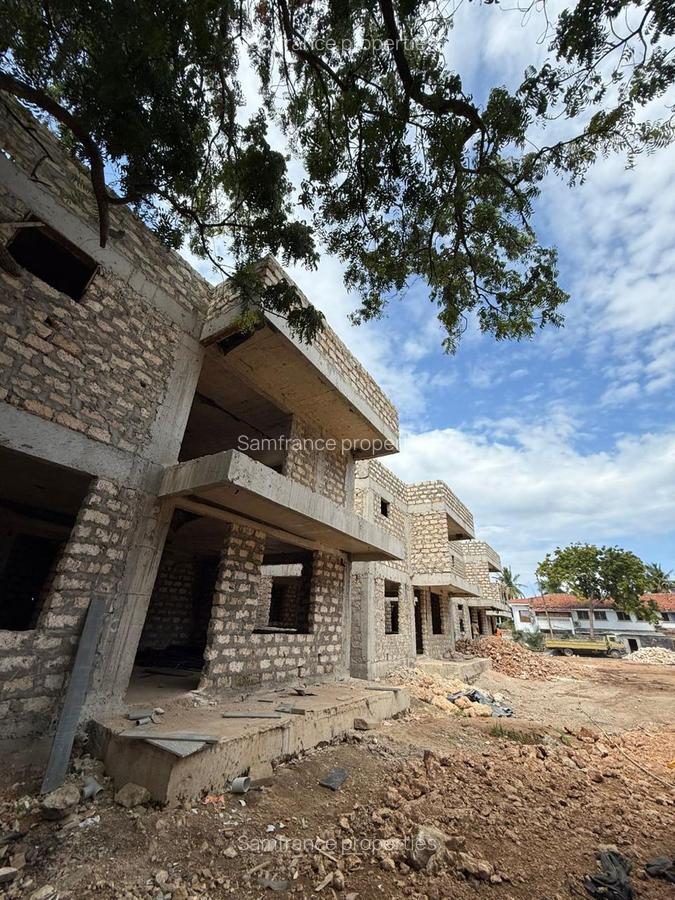 4 Bed House with En Suite at Greenwood Drive - 6