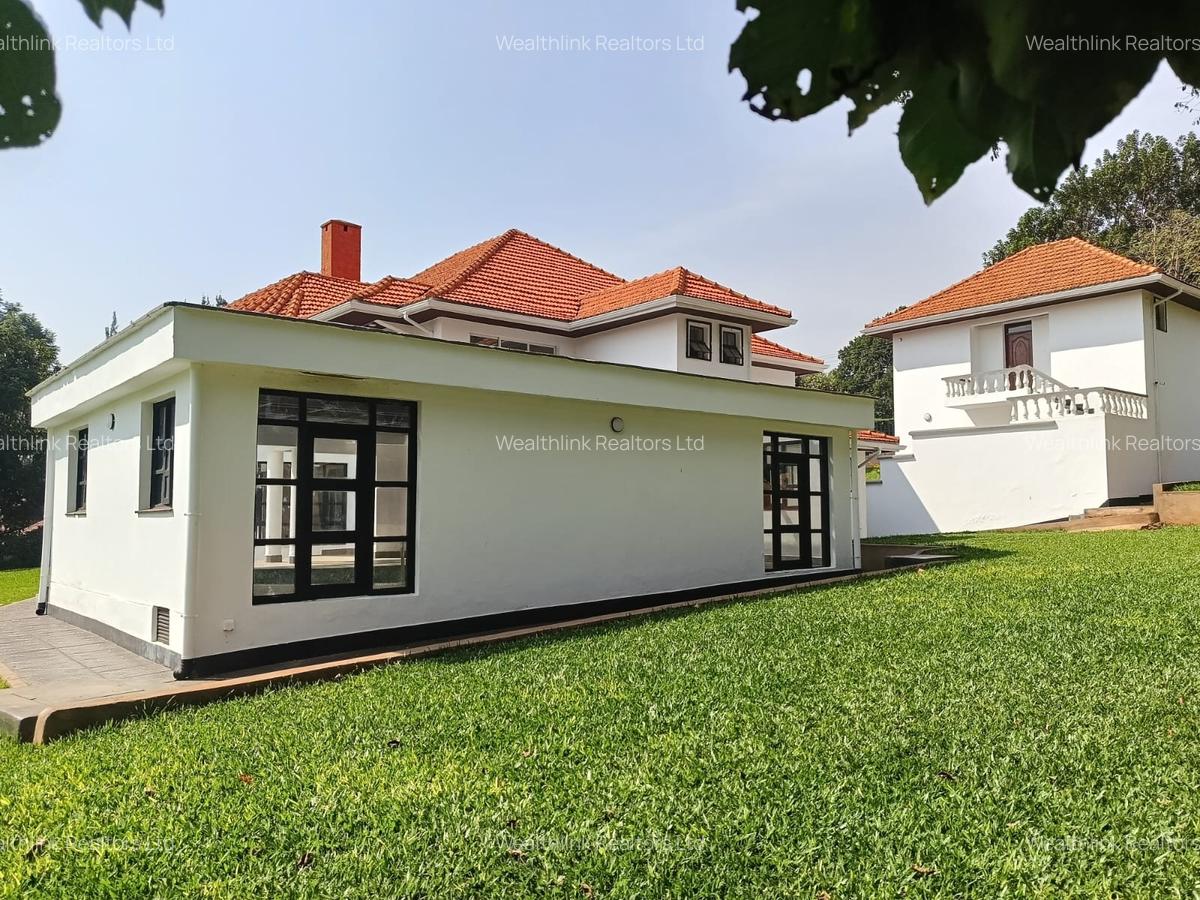 5 Bed House with En Suite at Ridgeways - 9