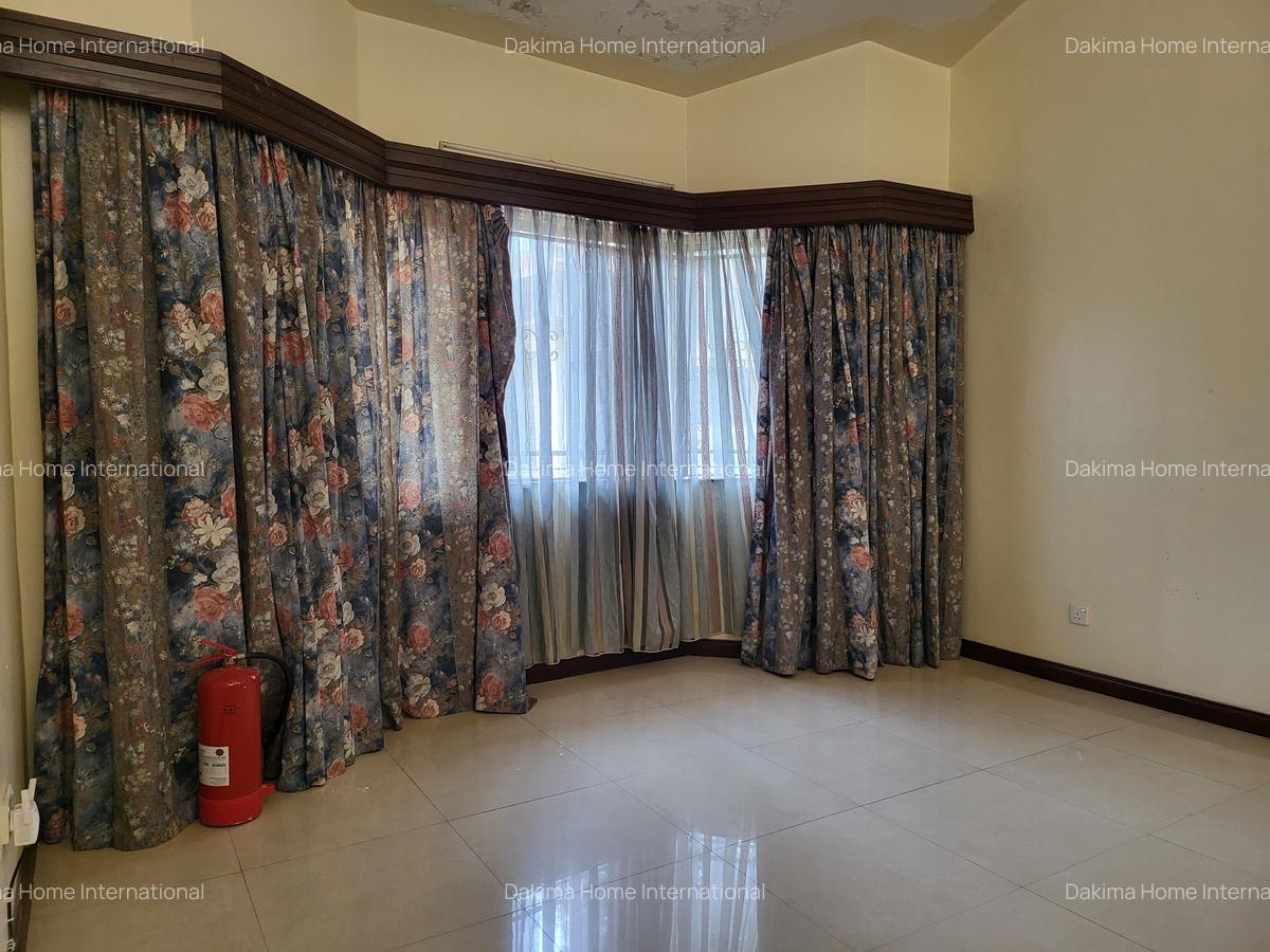 4 Bed Townhouse with En Suite in Brookside - 9