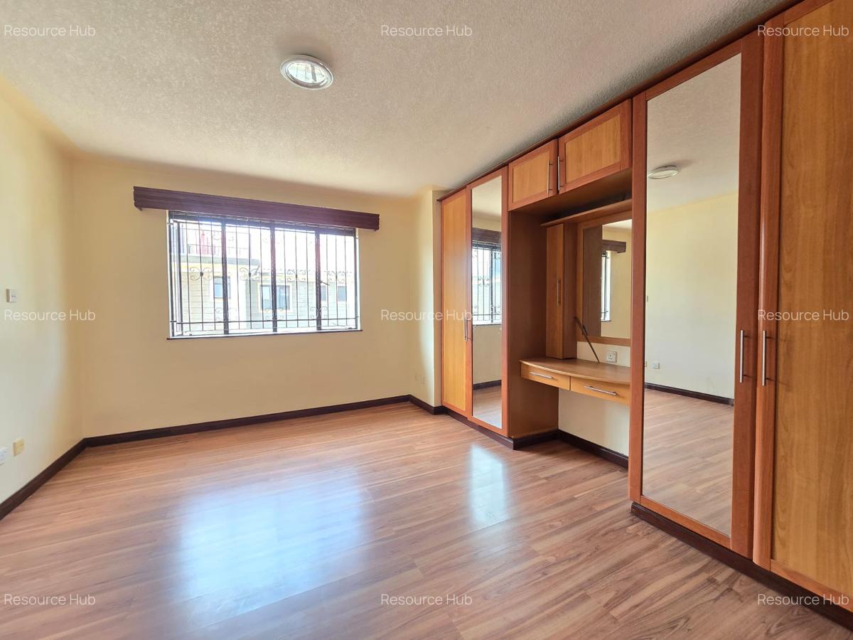 4 Bed Townhouse with En Suite at Off Brook House Drive - 15