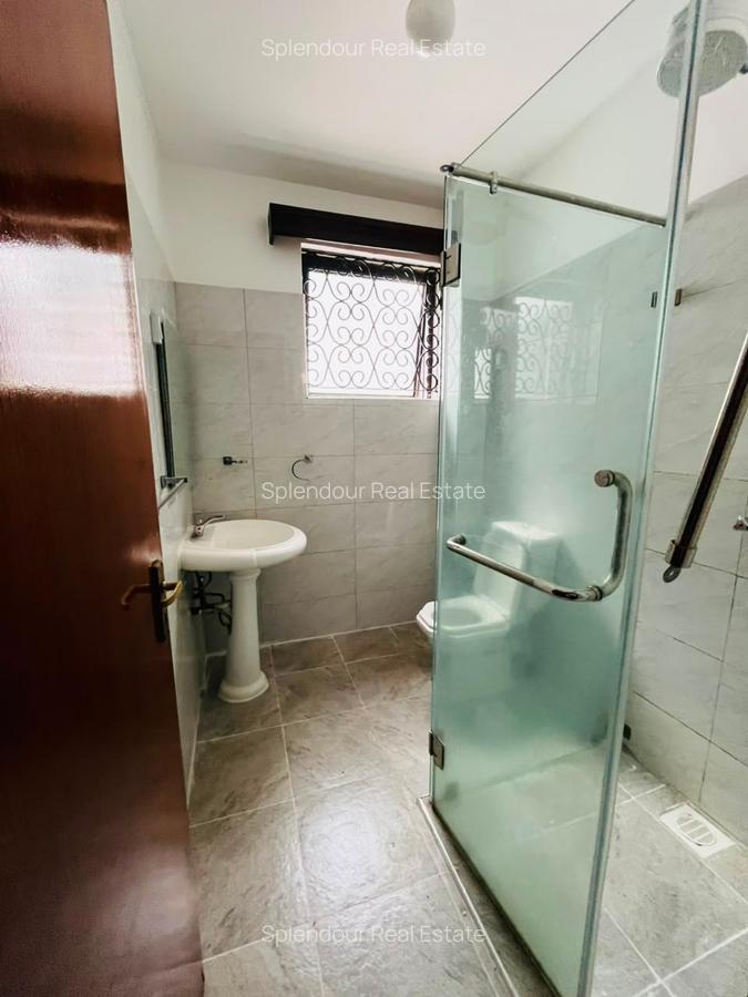 5 Bed Townhouse with En Suite in Lavington - 12