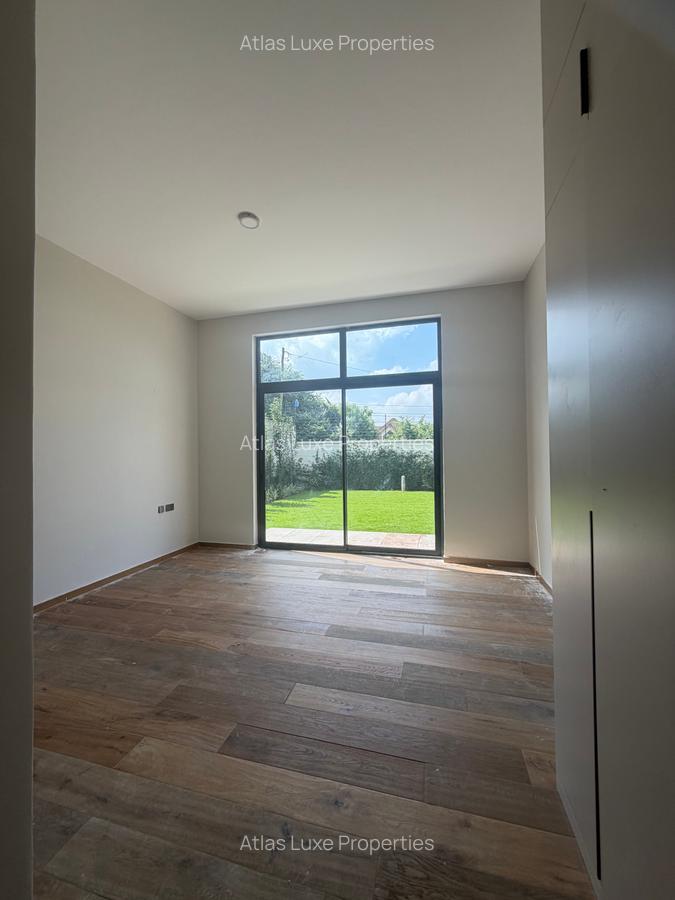 5 Bed Townhouse with En Suite at Old Runda - 5
