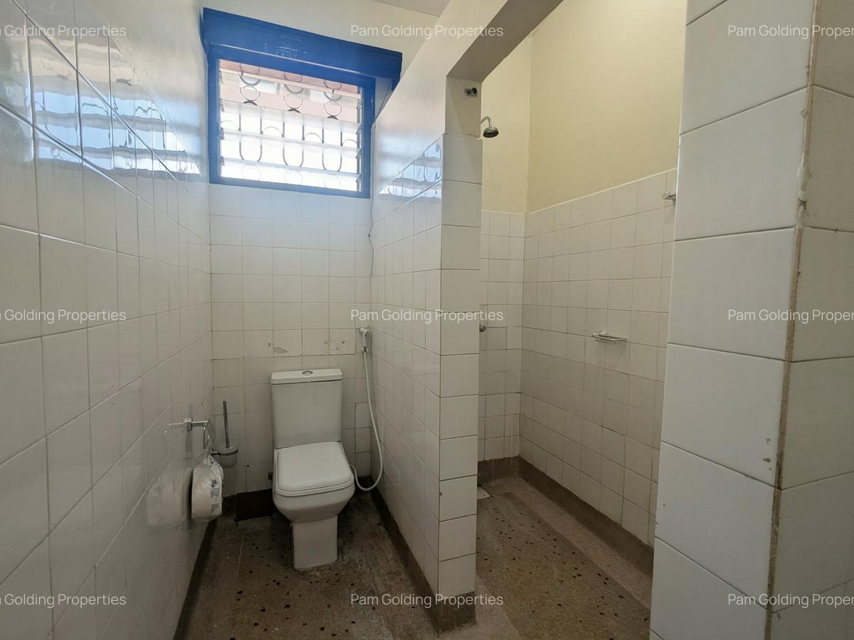 4 Bed House with En Suite at 3Rd Avenue - 12