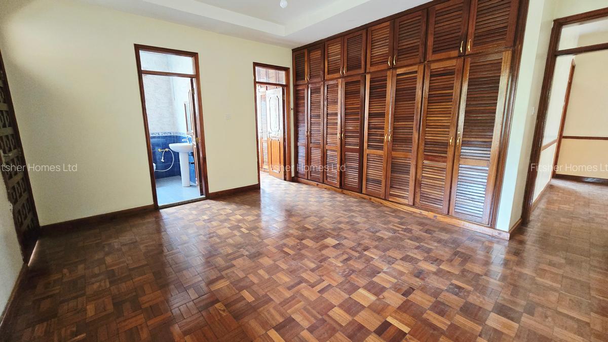 5 Bed House with En Suite in Runda - 10