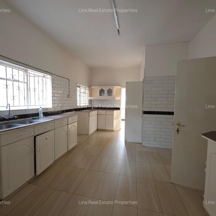 6 Bed House with En Suite in Lavington - 14