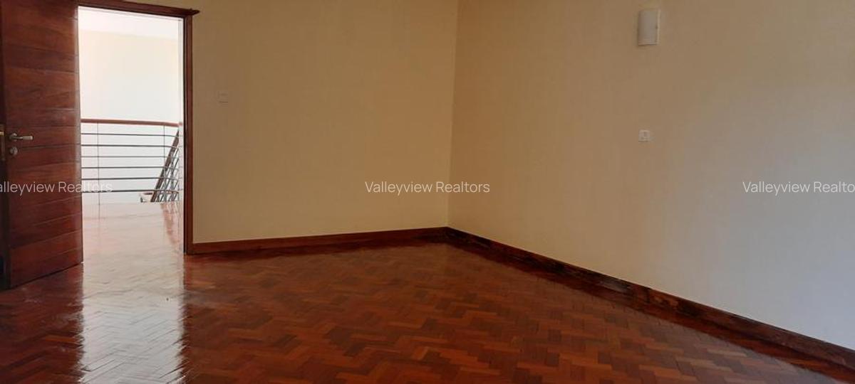 5 Bed Townhouse with En Suite at Lavington - 7