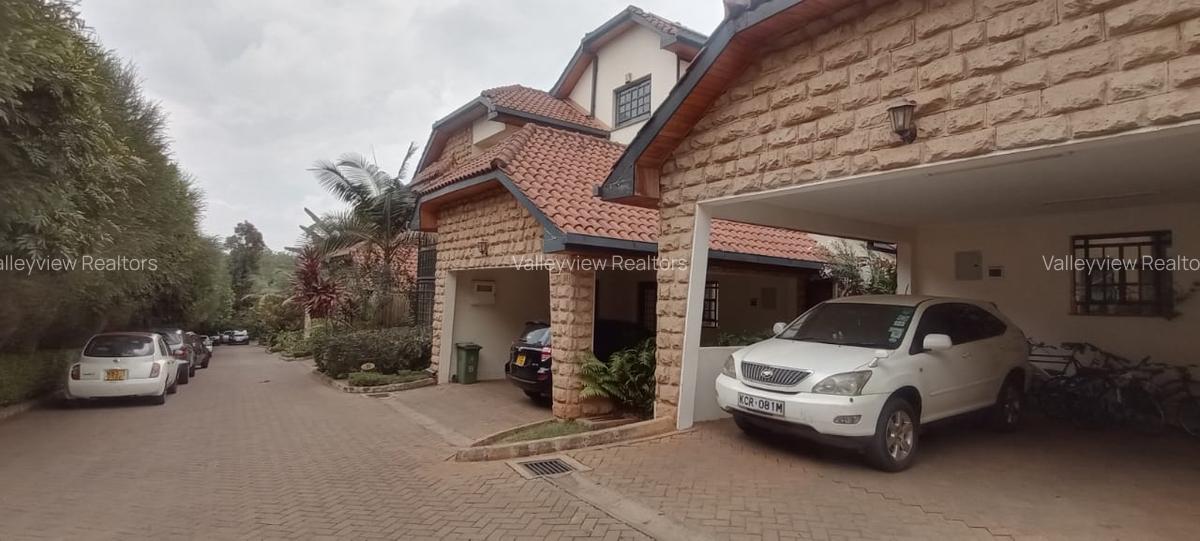 4 Bed Townhouse with En Suite at Lavington - 17