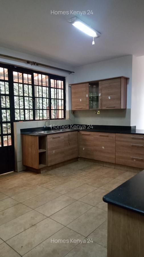 4 Bed Townhouse in Redhill - 6