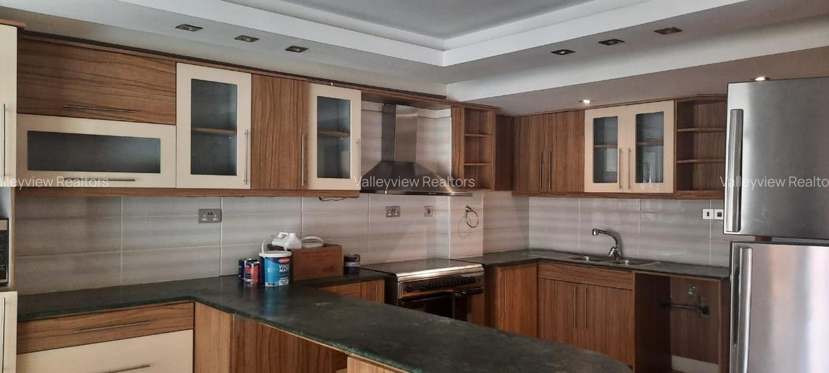 5 Bed Townhouse with En Suite at Lavington - 12